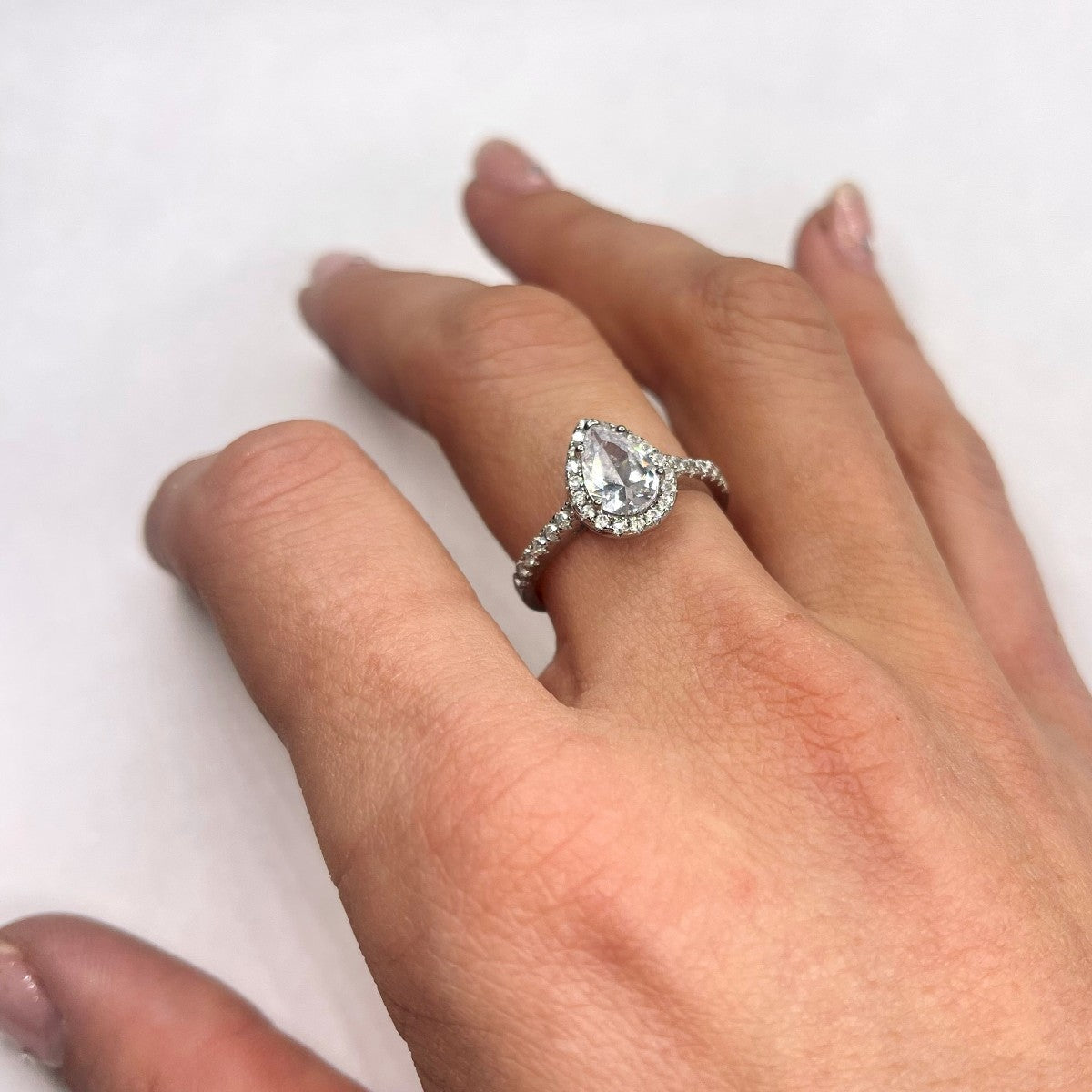 Anillo de plata de ley con circonita cúbica en forma de lágrima