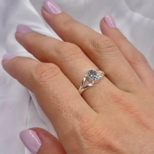 Anillo de topacio azul