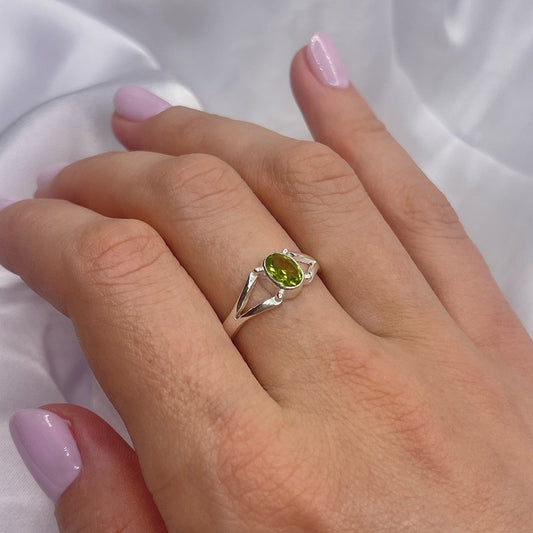Anillo de peridoto en plata de ley