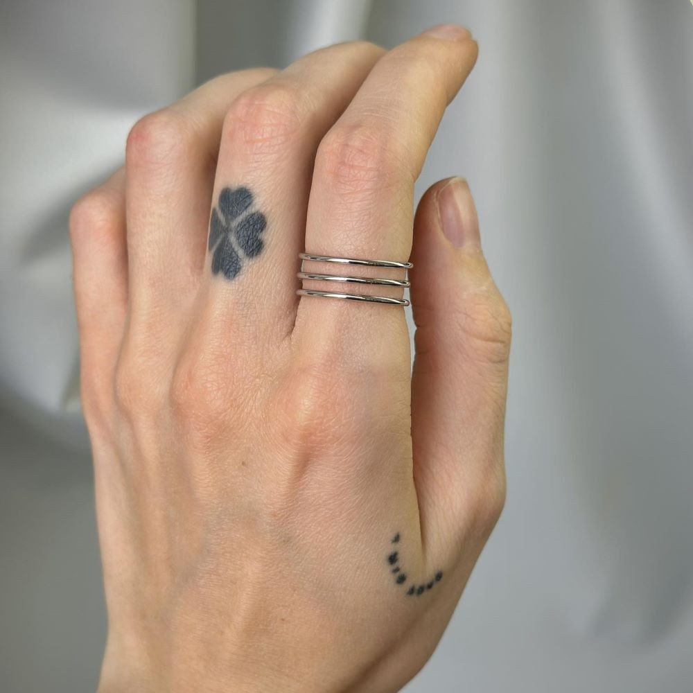 Anillo de tres líneas de plata de ley