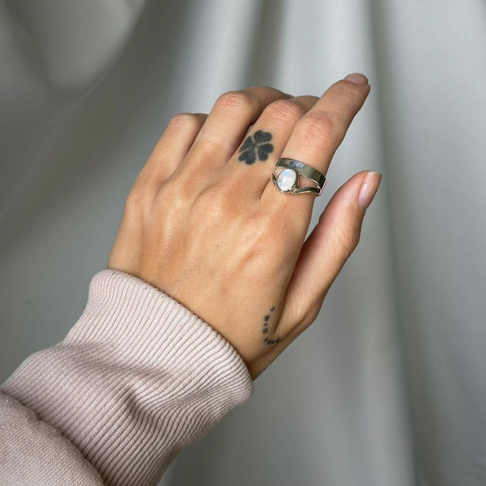 Anillo de piedra lunar de plata esterlina
