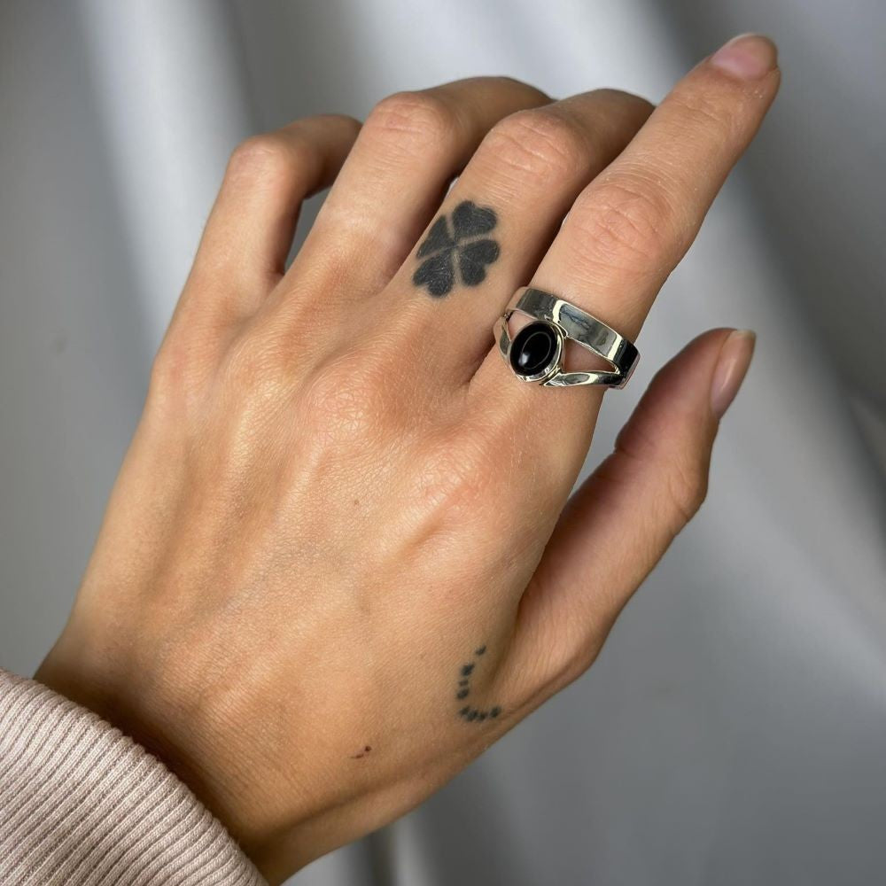 Anillo de plata de ley con ónix negro