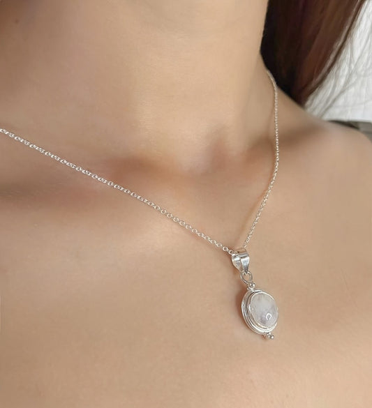Collar con colgante de piedra lunar en plata de ley