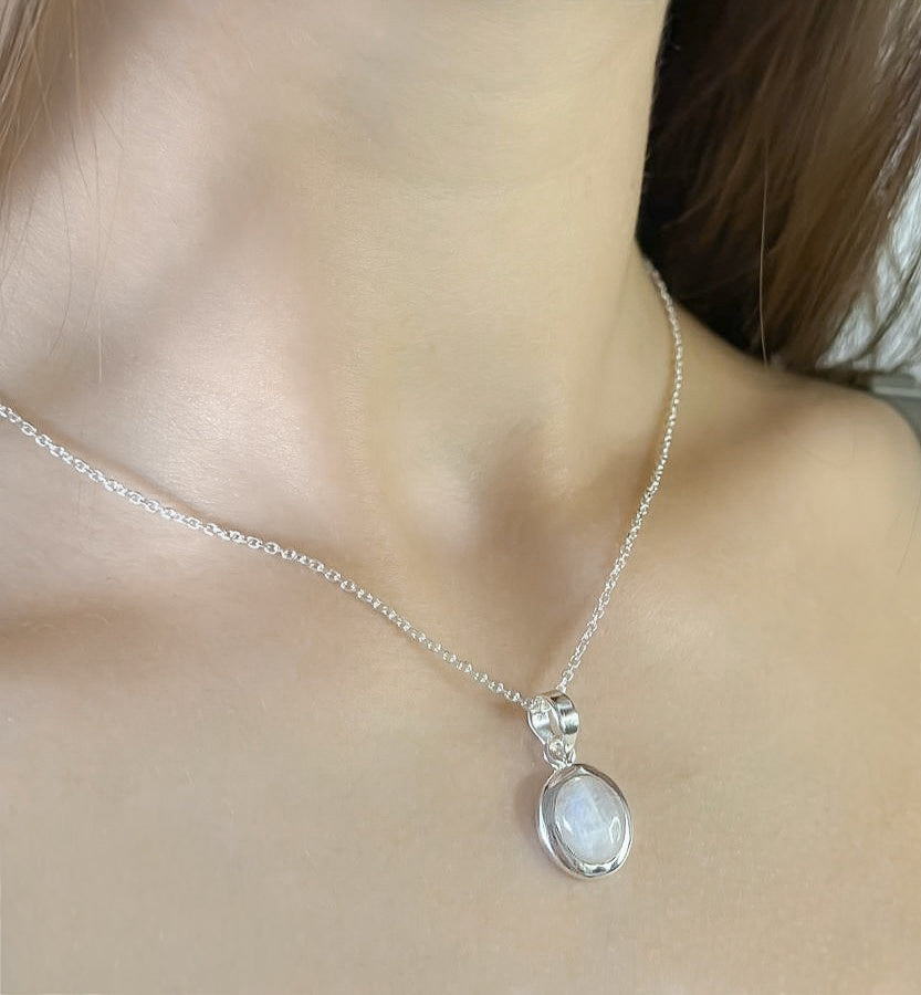 Collar de piedra lunar Mizuki en plata de ley