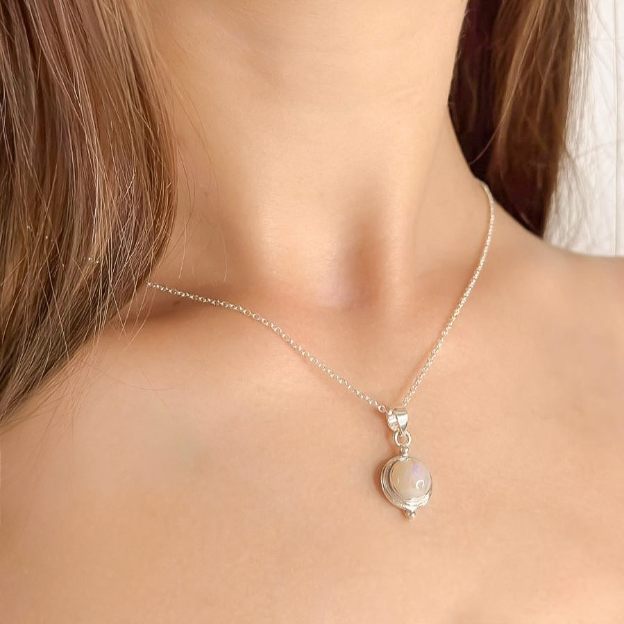 Collar con colgante de piedra lunar en plata de ley