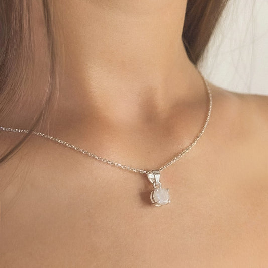Collar con colgante de piedra lunar en plata de ley