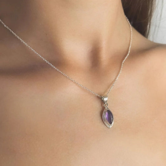 Collar con colgante de amatista en plata de ley