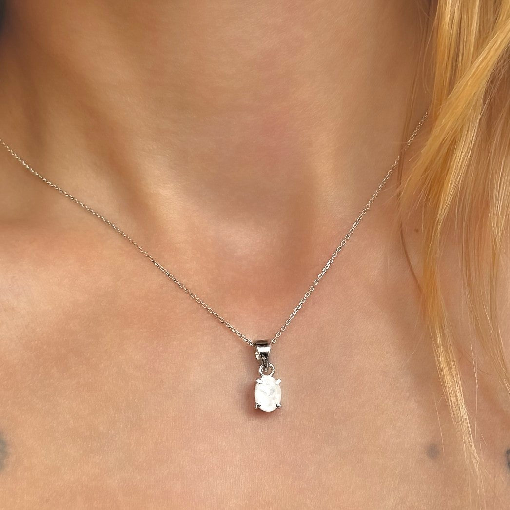 Collar con colgante de piedra lunar en plata de ley