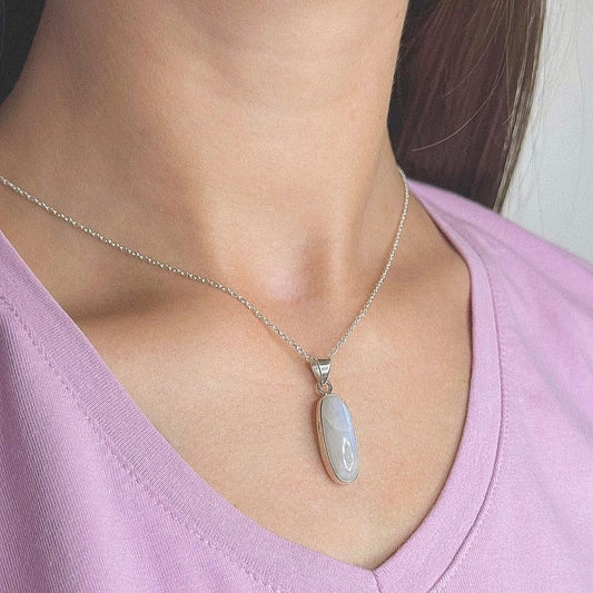 Collar con colgante de piedra lunar en plata de ley
