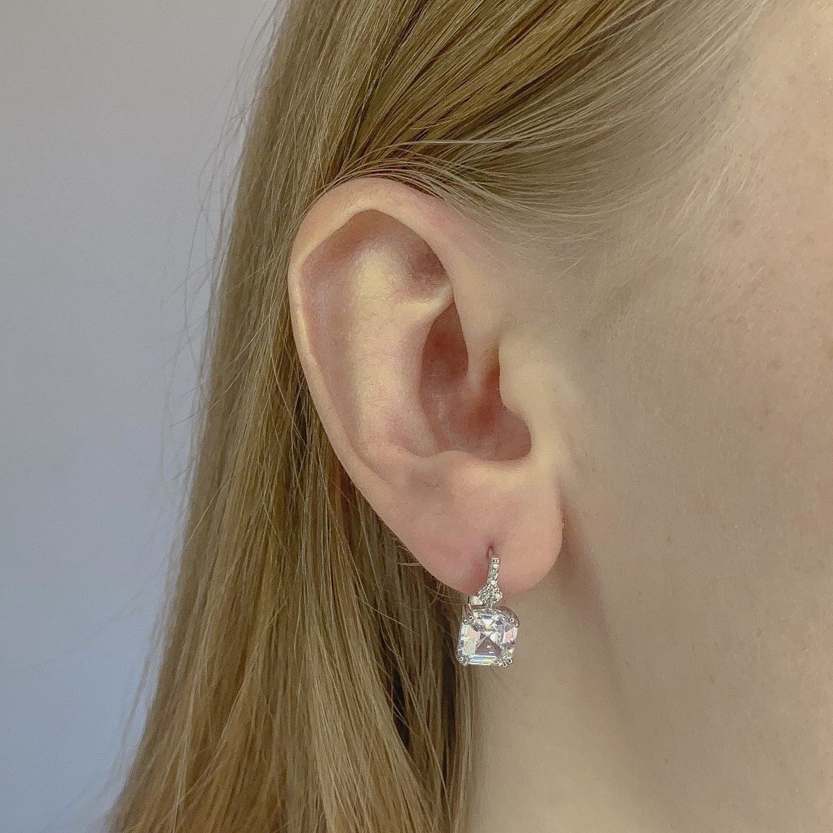 Pendientes de plata de ley con circonitas cúbicas y cierre inglés