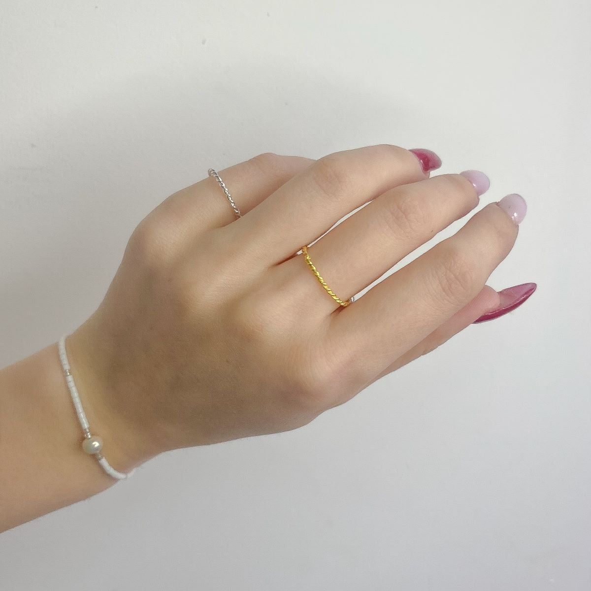Anillo de plata de ley con banda retorcida