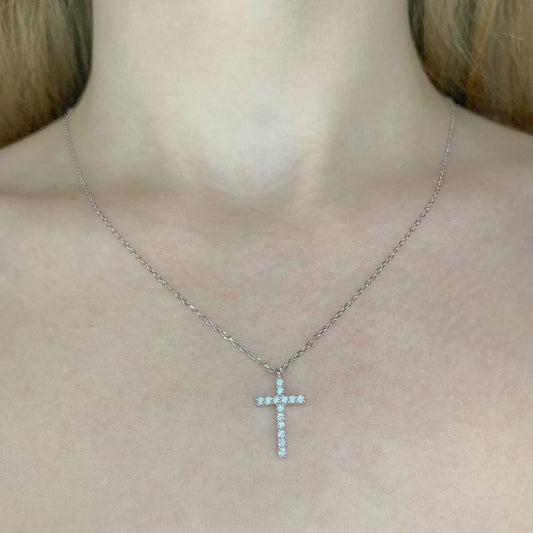 Collar de cruz de circonitas cúbicas de plata esterlina