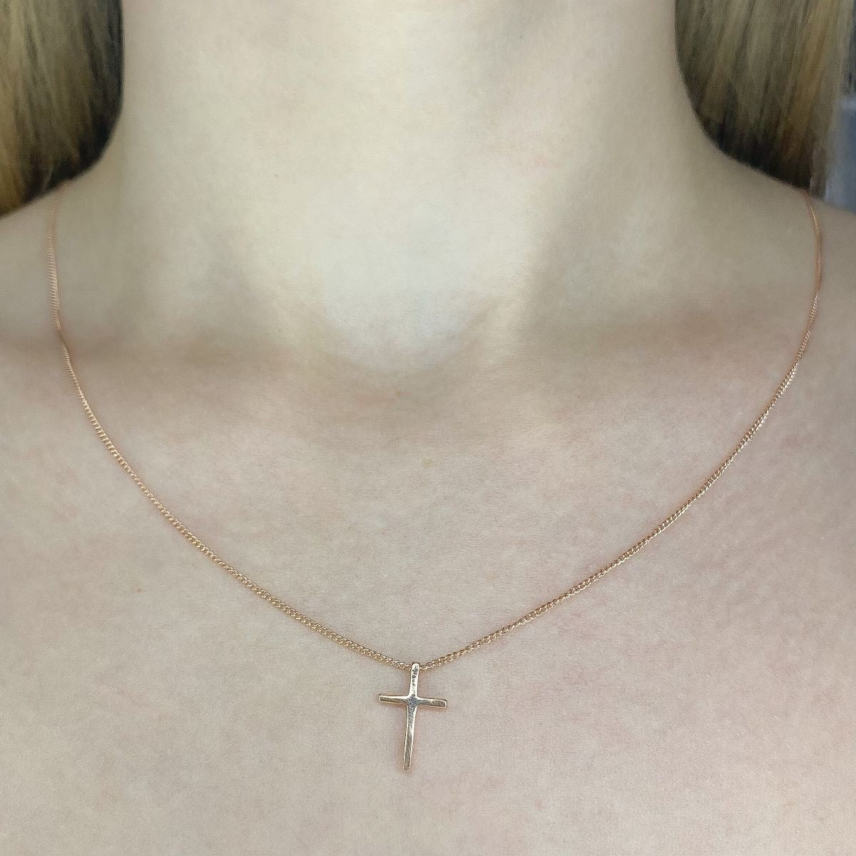 Collar de cruz de plata de ley