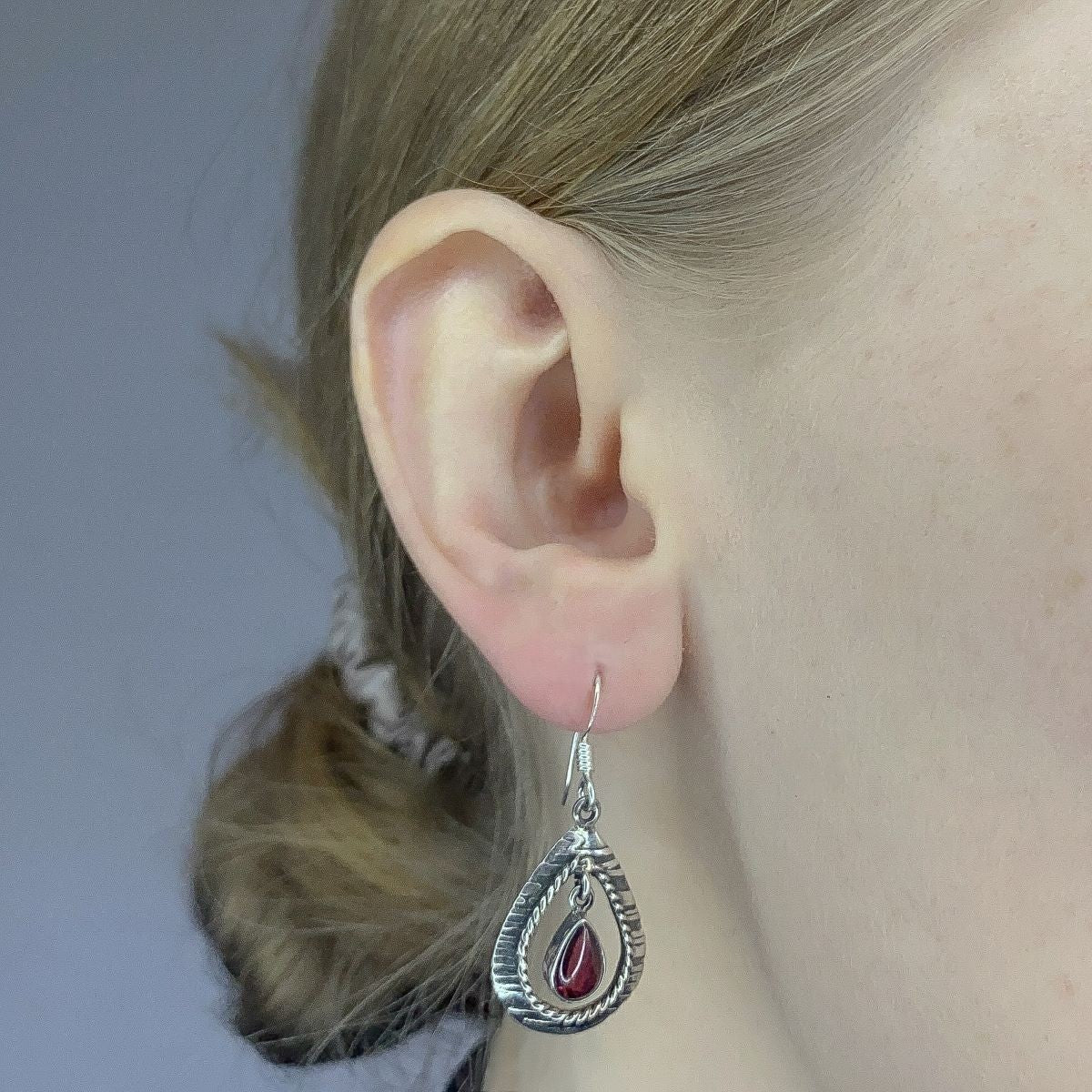 Pendientes de granate en plata de ley