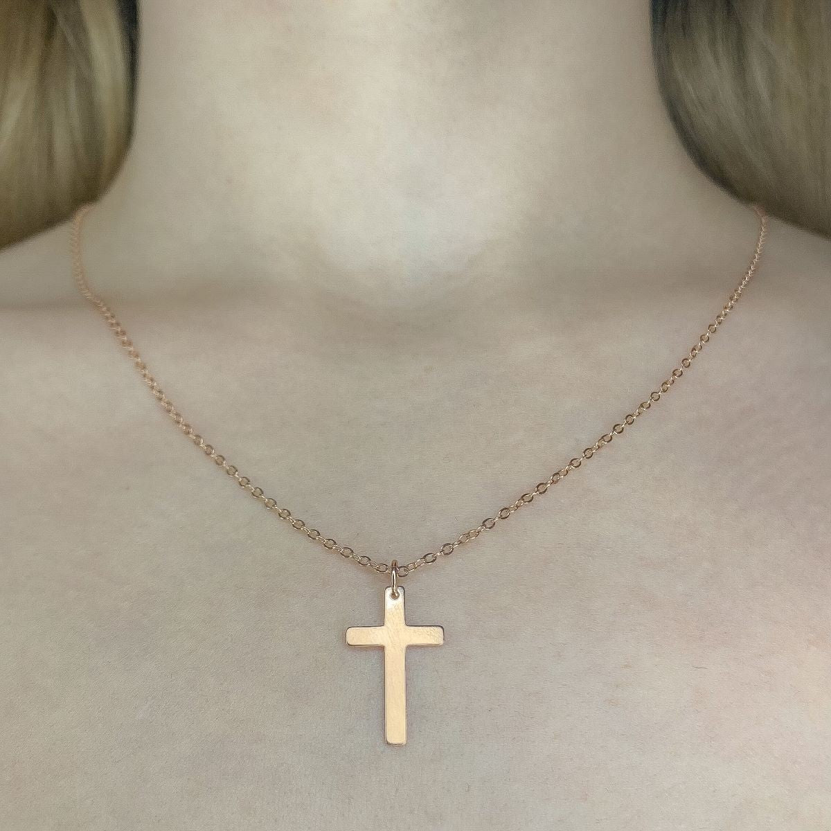 Collar con colgante de cruz de plata de ley