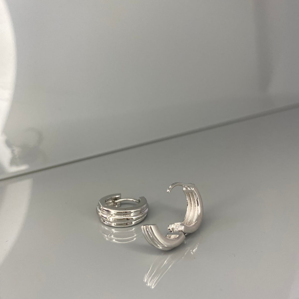 Arracadas de línea de plata esterlina