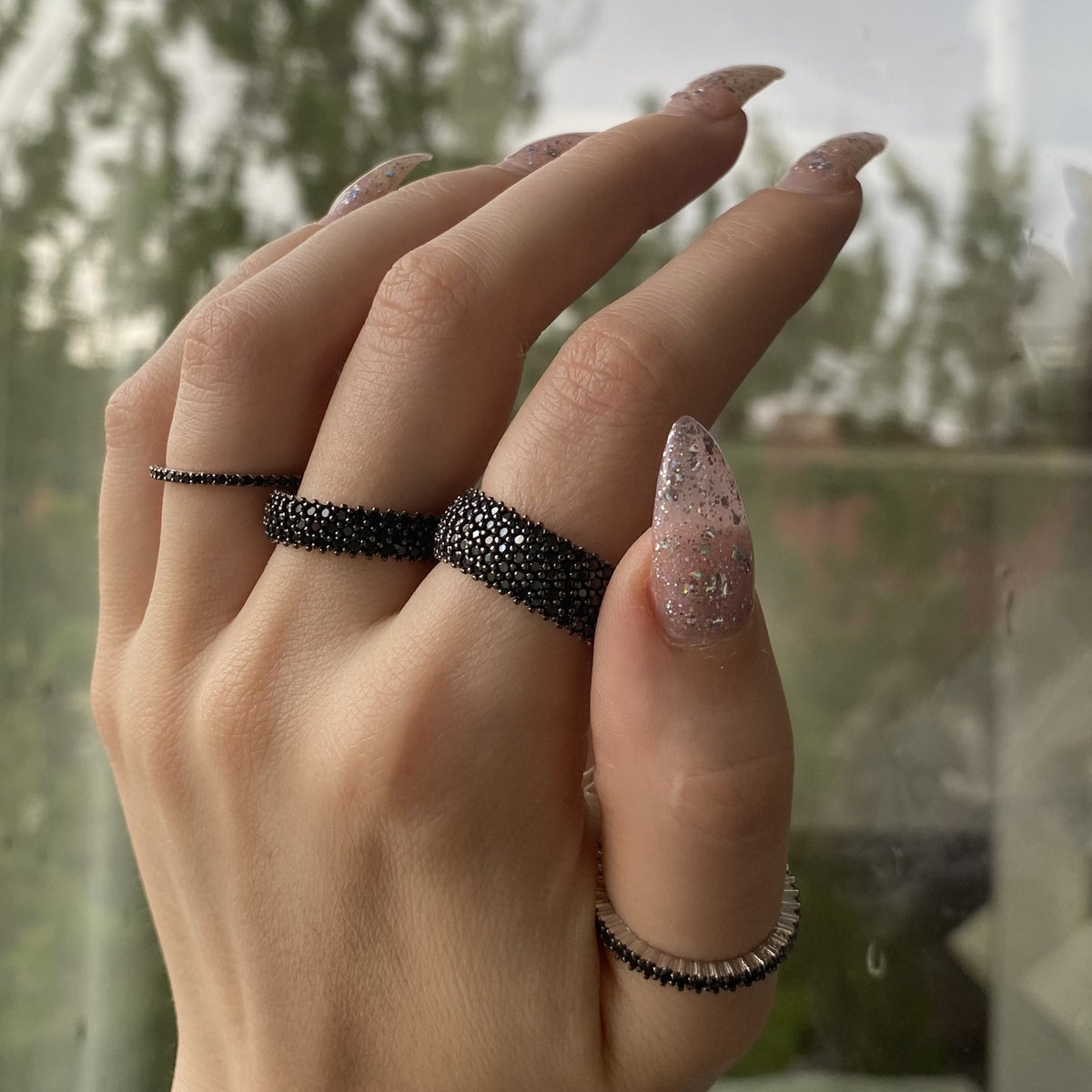 Anillo de banda de plata de ley con circonitas negras