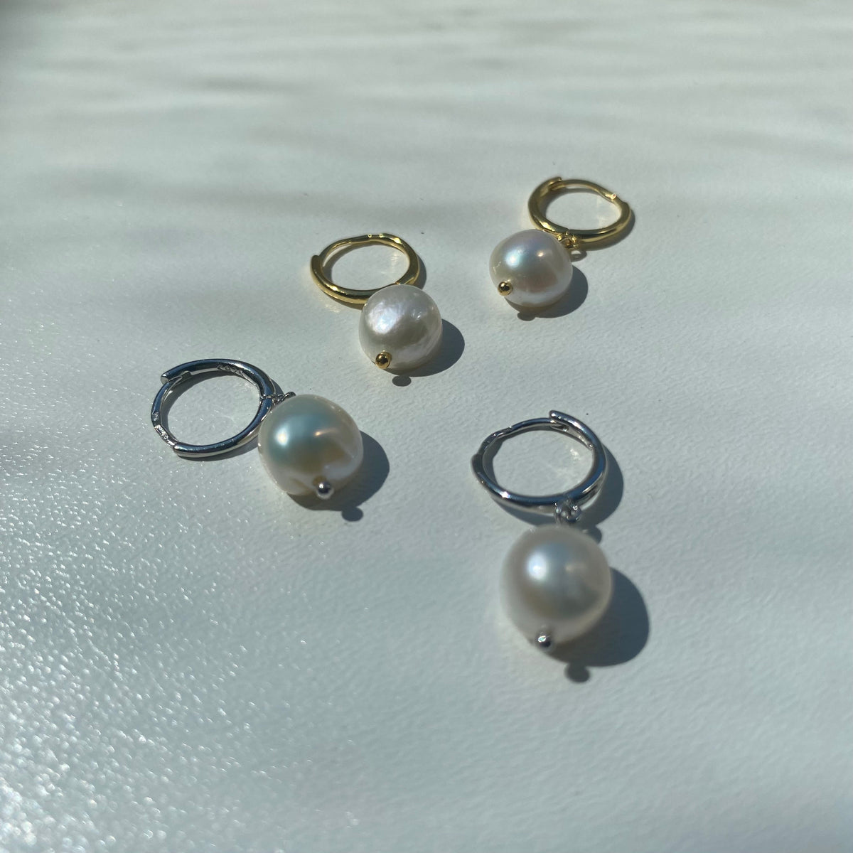 Aros de plata de ley con dijes de perla