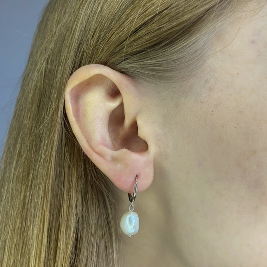 Aros de plata de ley con dijes de perla