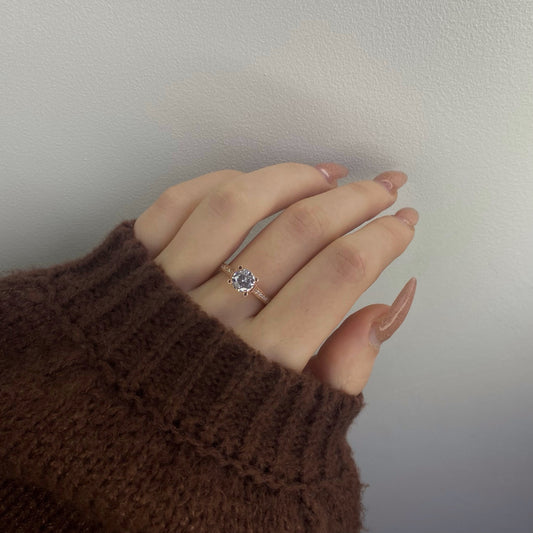 Anillo de plata de ley con cristal de circonita cúbica