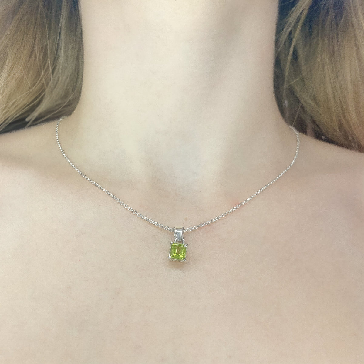 Collar con colgante de peridoto en plata de ley