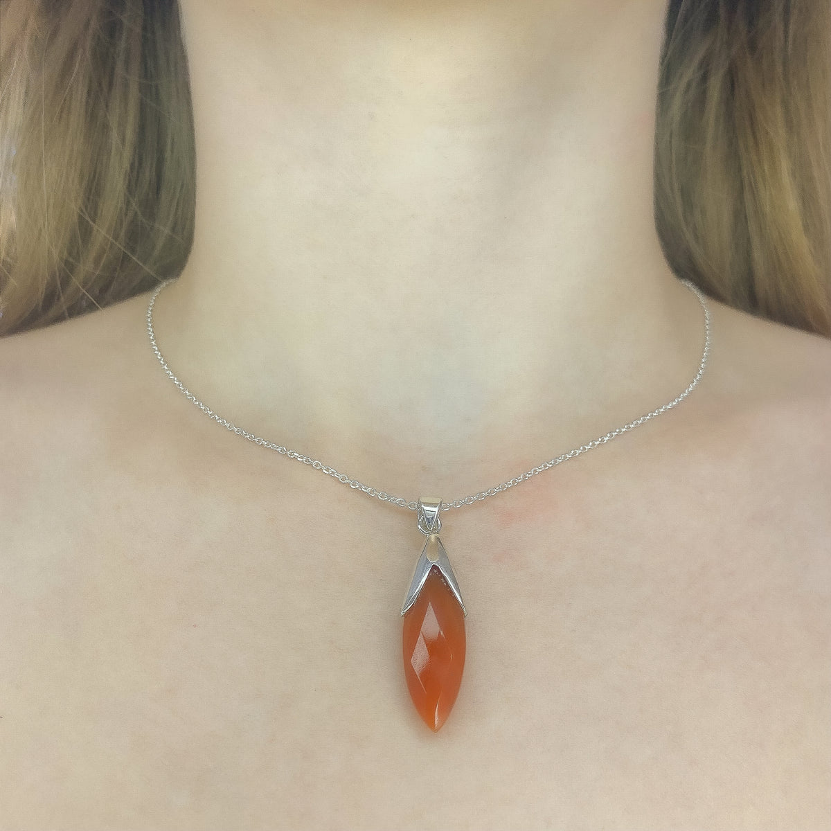 Collar con colgante de cornalina en plata de ley