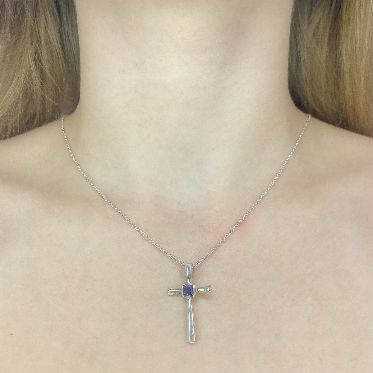 Collar con colgante de cruz de iolita en plata de ley