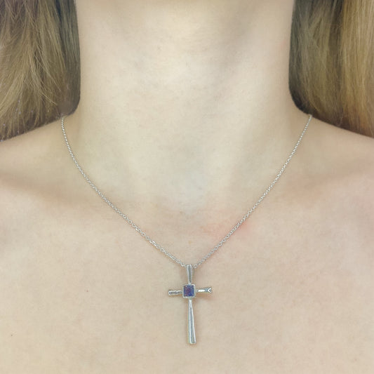 Collar con colgante de cruz de iolita en plata de ley