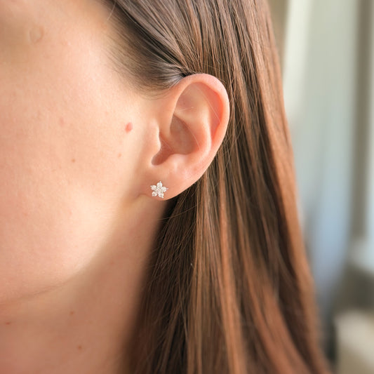 Pendientes de plata de ley con forma de flor de circonita cúbica