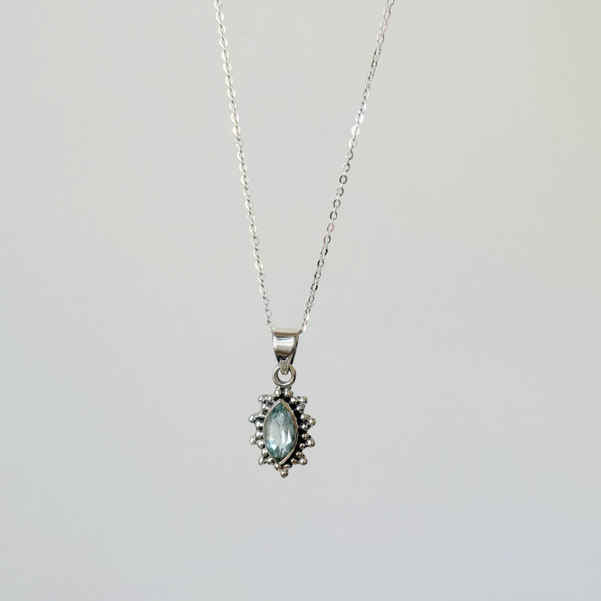 Collar con colgante de topacio azul en plata de ley