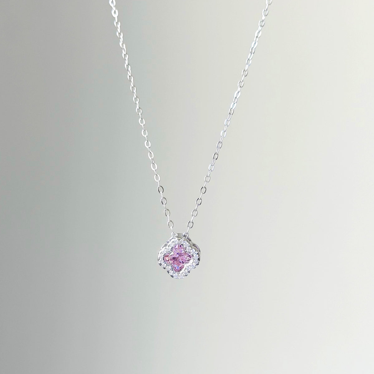 Collar de Trébol de Plata de Ley con Circonitas Rosas