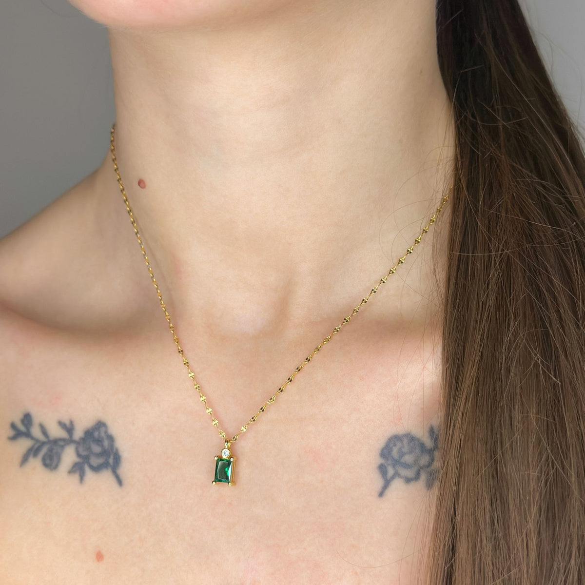 Collar de plata de ley con circonita cúbica y esmeralda