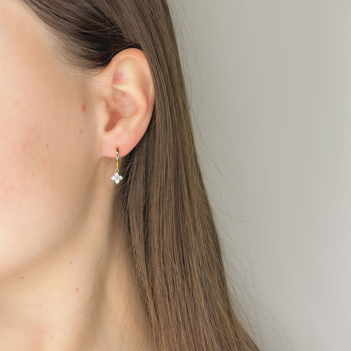 Aros con dije de trébol de plata esterlina