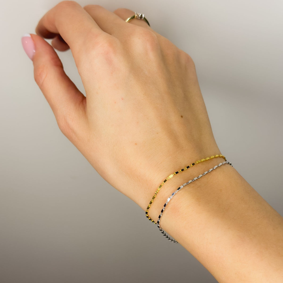 Pulsera minimalista de plata de ley