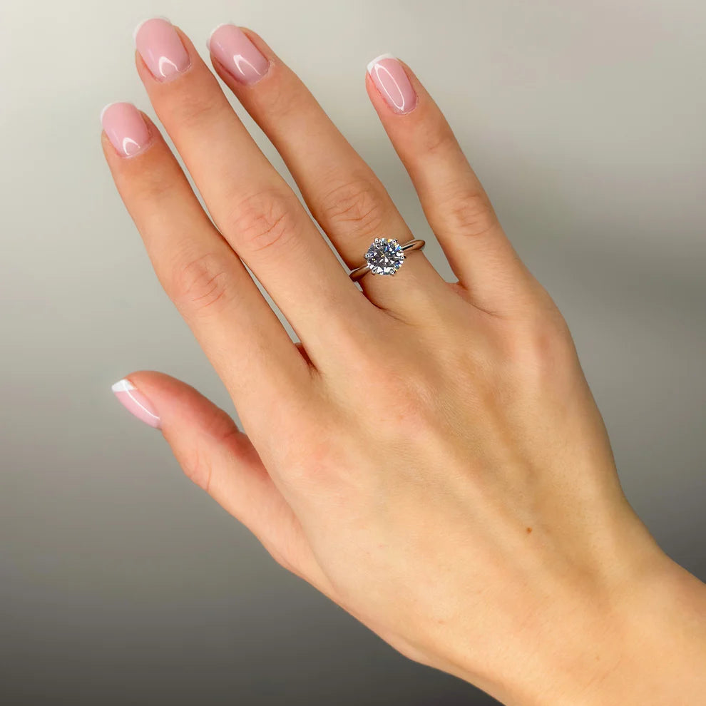 Anillo de plata de ley con cristal de circonita cúbica