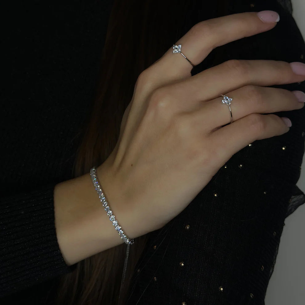 Anillo de trébol de circonita cúbica en plata de ley