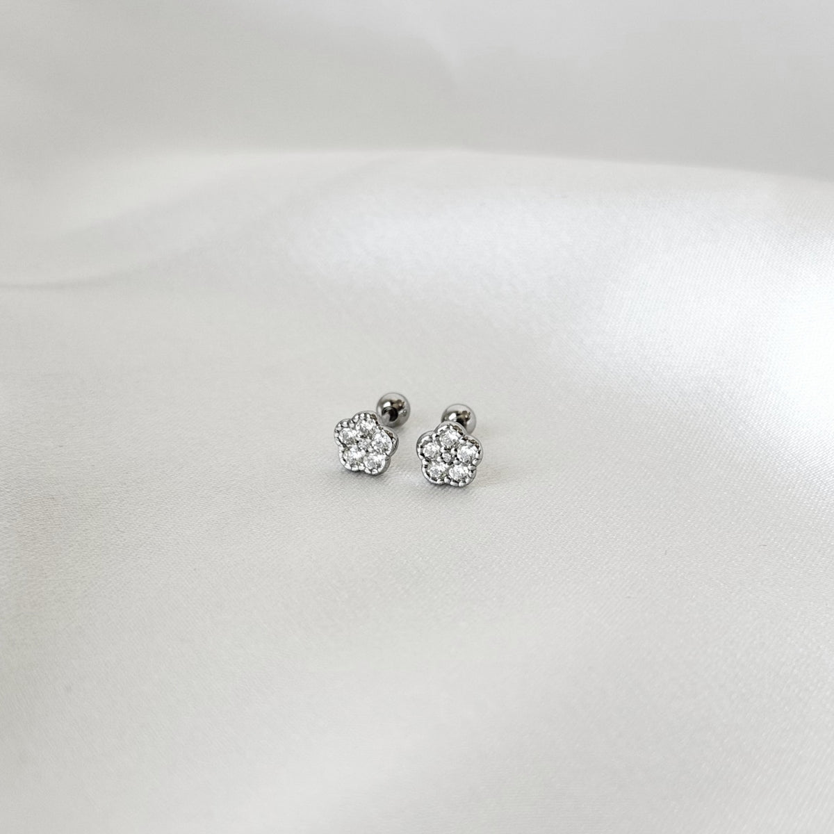 Aretes de plata esterlina con flor de rosca
