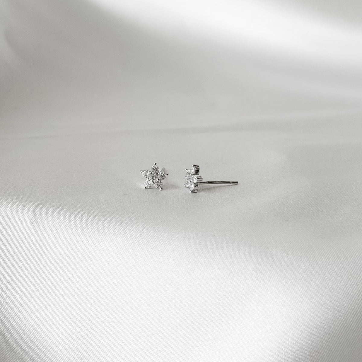 Pendientes de plata de ley con forma de flor de circonita cúbica