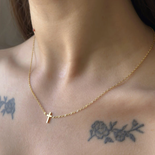 Madeleine – Collar con cruz bañada en oro