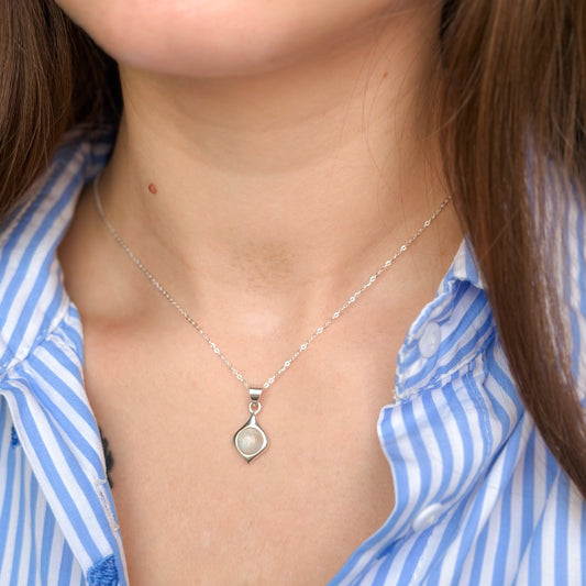 Collar con colgante de piedra lunar en plata de ley