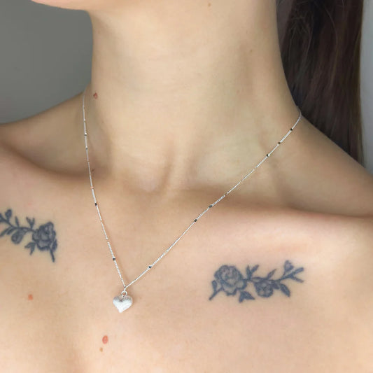 Collar de corazón de plata de ley mate