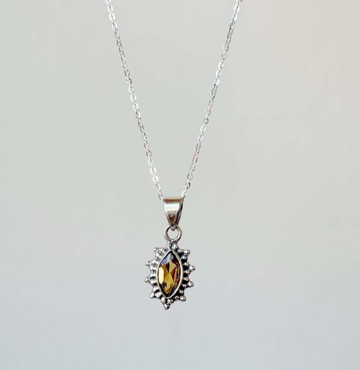 Collar con colgante de citrino en plata de ley
