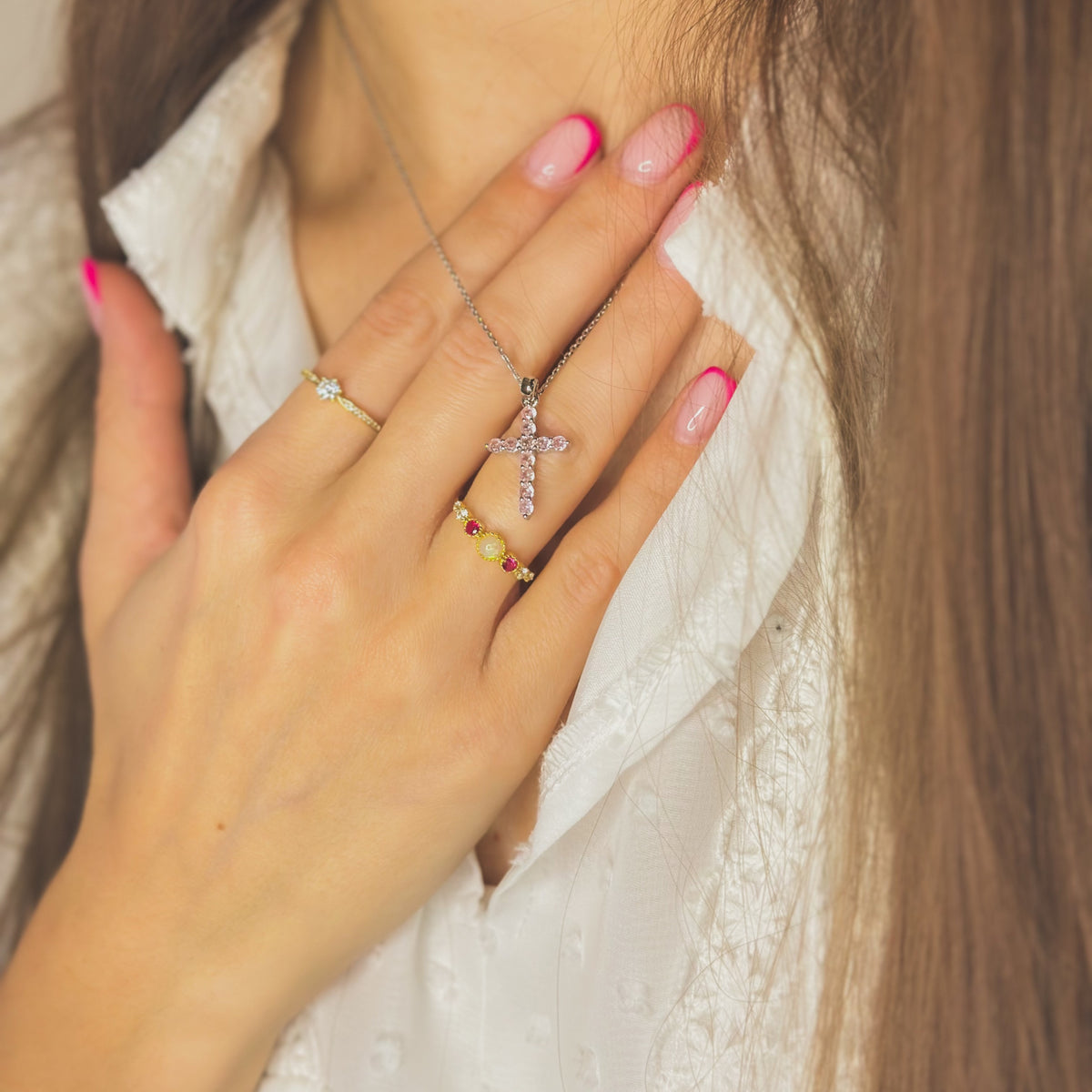 Maria Pink – Collar de cruz de plata de ley con circonita rosa