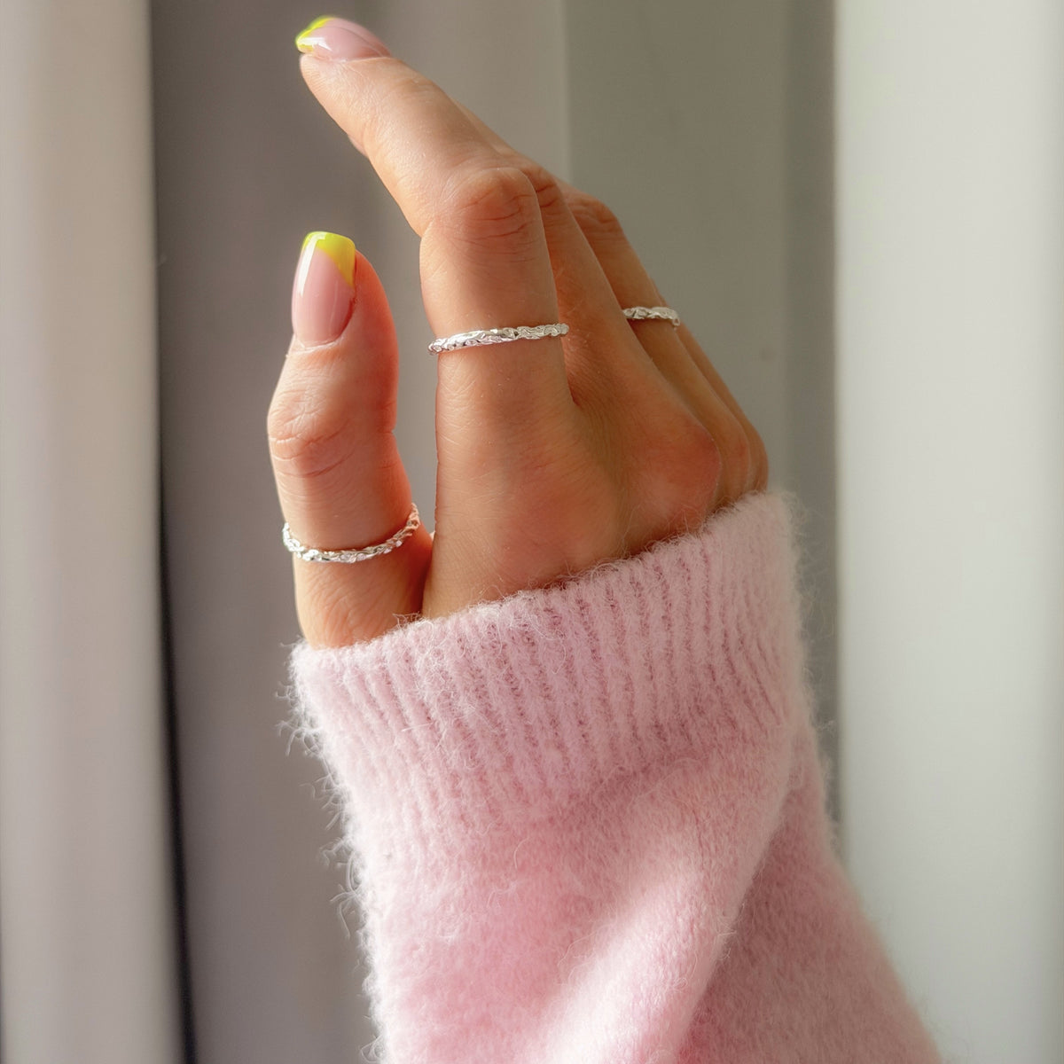 Anillo de banda ornamental de plata de ley