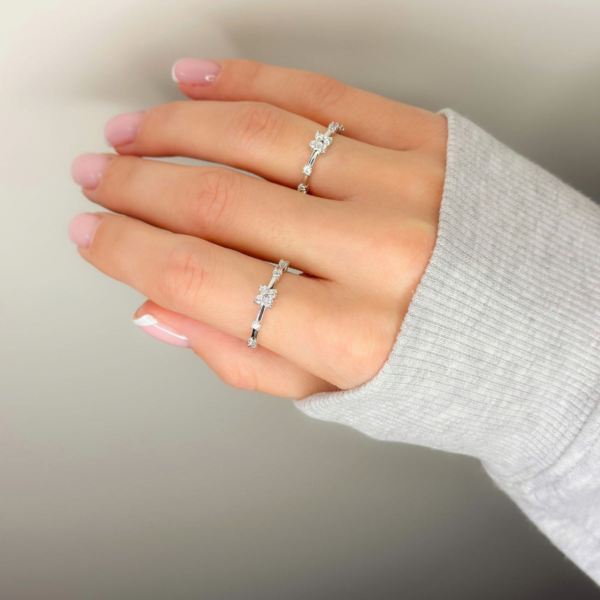 Anillo de trébol de circonita cúbica en plata de ley