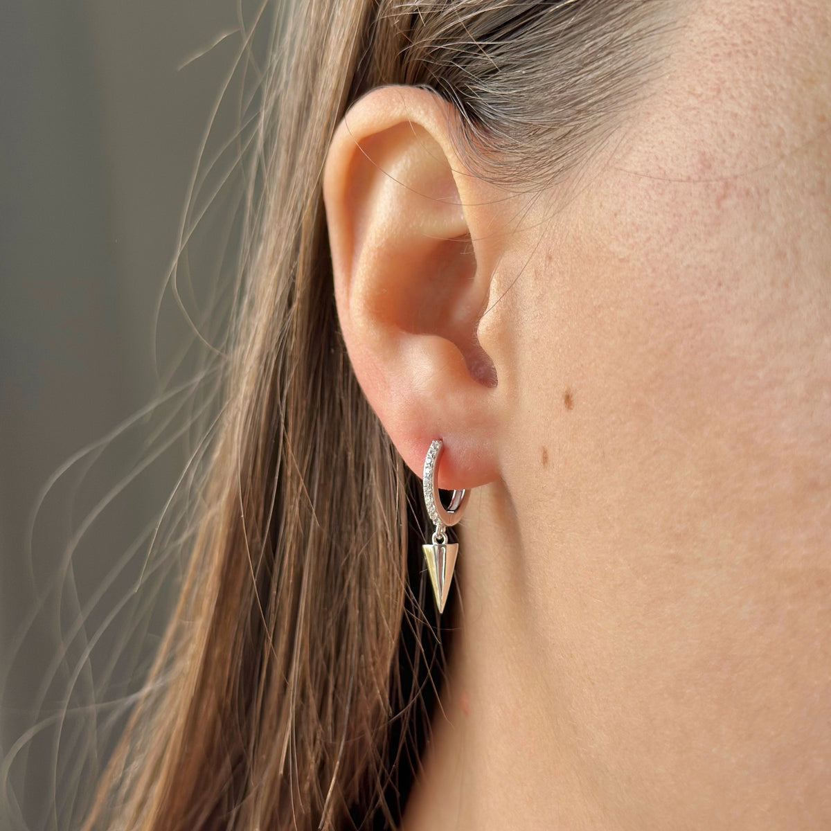 Aros con dije de pincho de plata de ley
