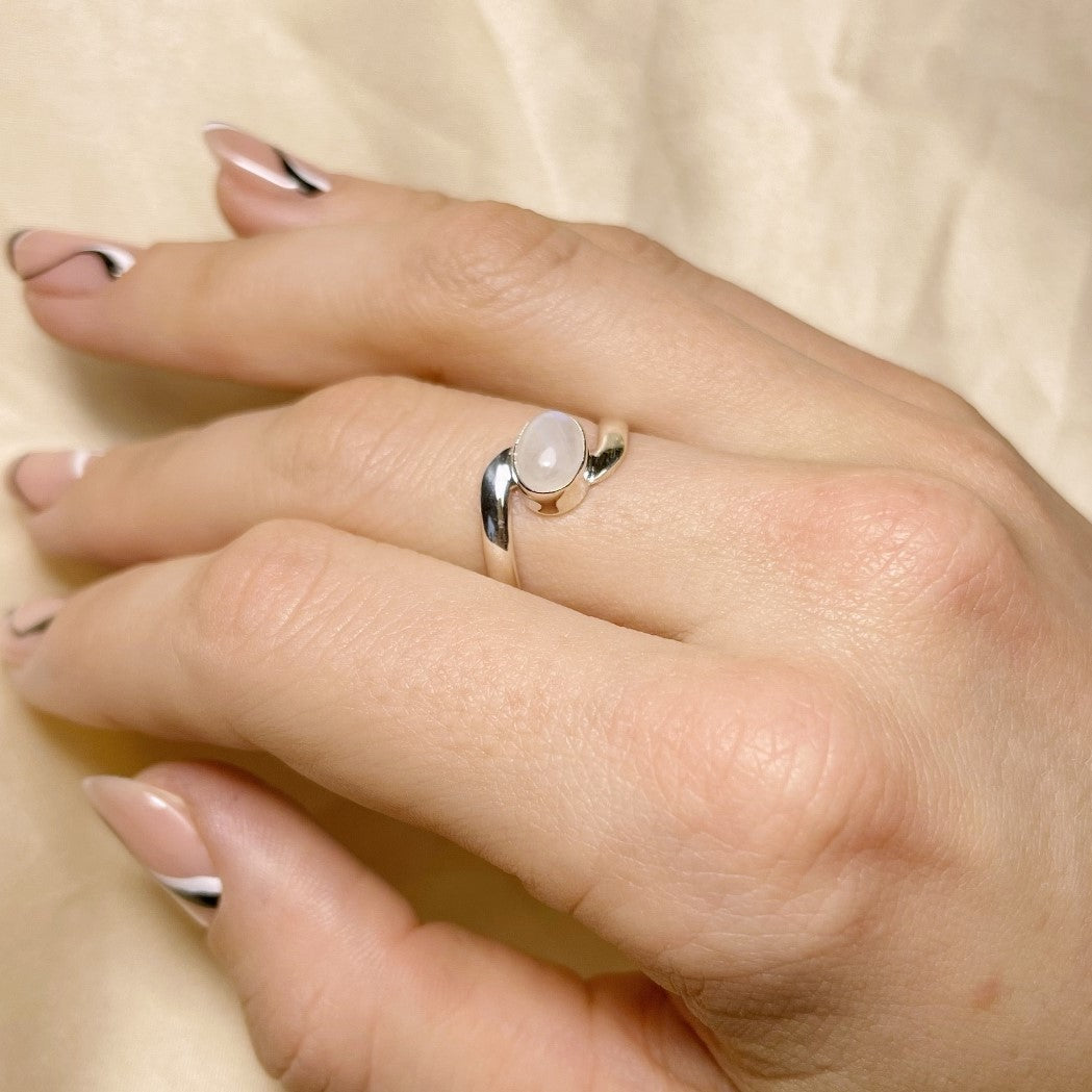 Anillo de plata de ley con piedra lunar ovalada
