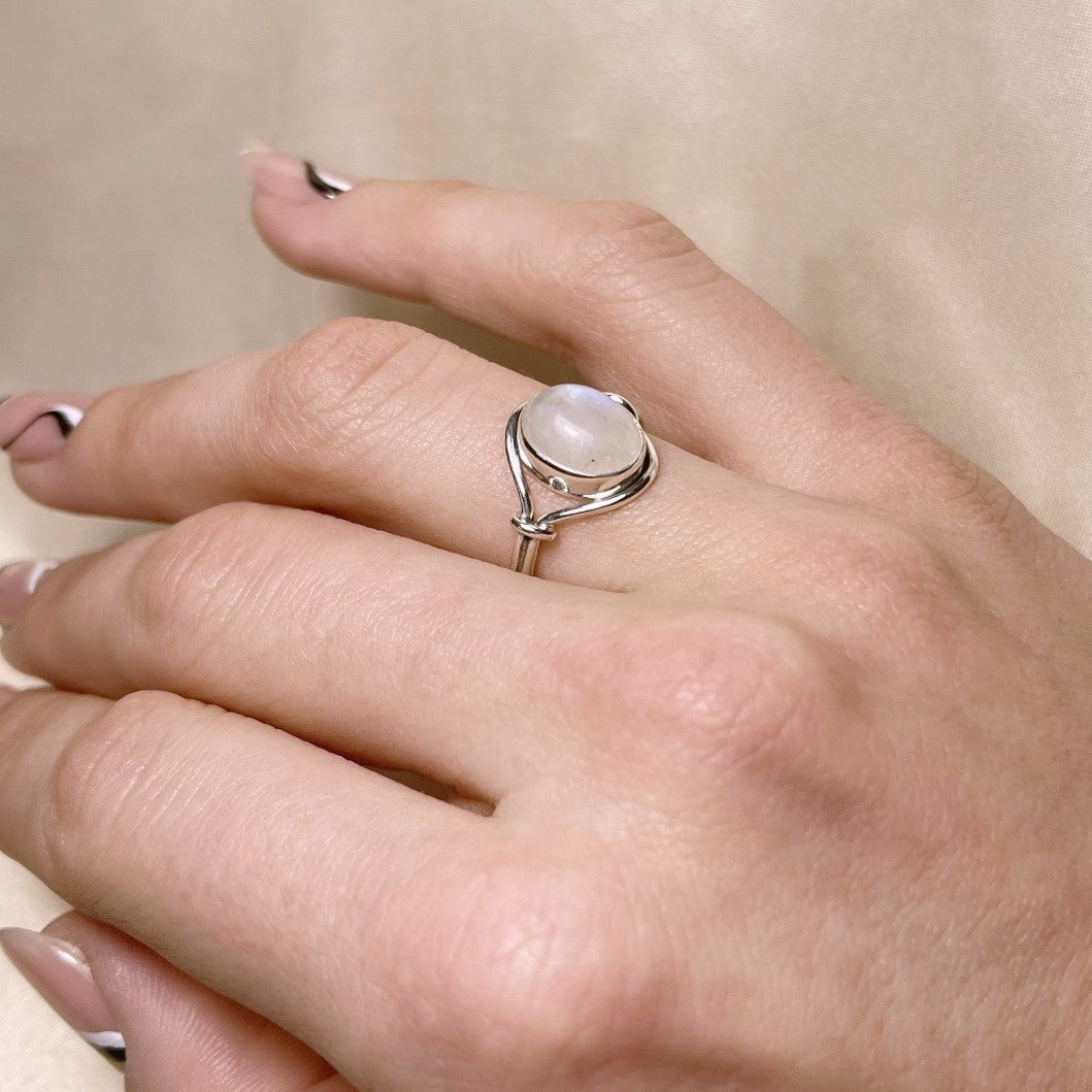 Anillo de piedra lunar de plata esterlina
