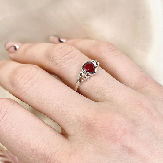 Anillo de granate de plata de ley