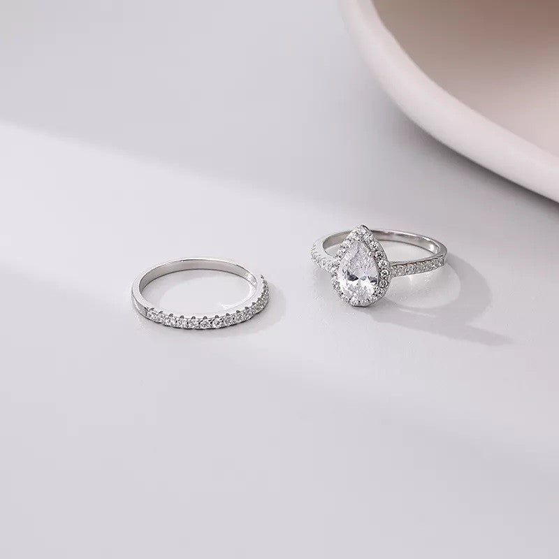 Anillo de plata de ley con doble circonita cúbica en forma de lágrima
